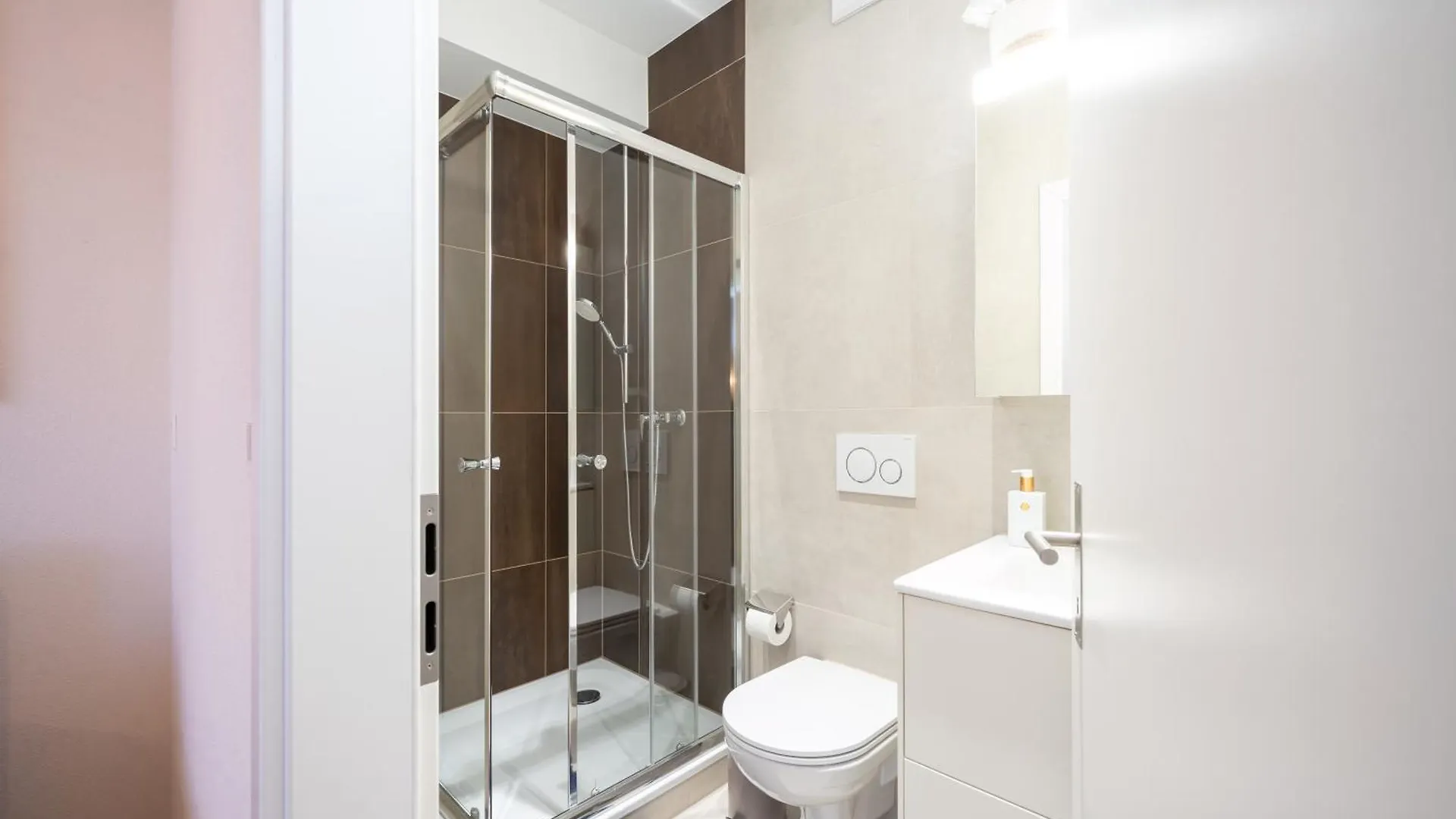 Homestay Studio Apartment - Central - Kitchen - Self Check In Basel